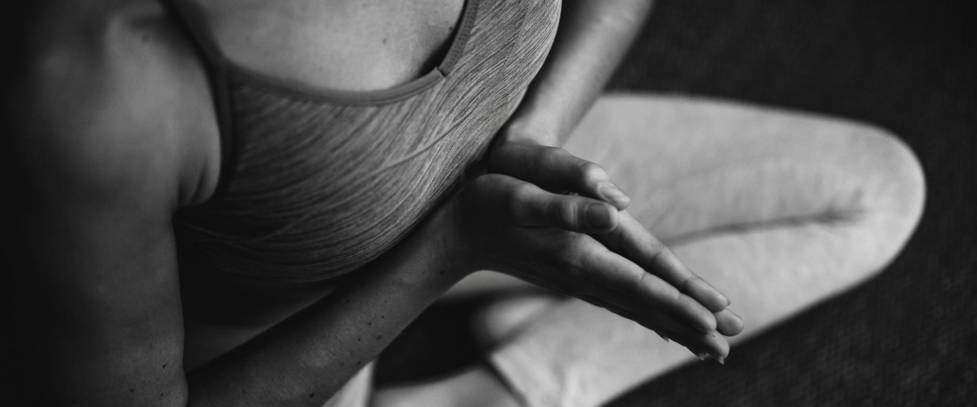 Posture de yoga assise, mains face à face.